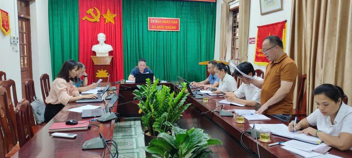 Thường trực HĐND xã Quốc Khánh giám sát việc thực hiện quy định phạm vi nhiệm vụ, quyền hạn của Chủ tịch UBND cấp xã được ủy quyền cho công chức thuộc UBND cấp xã thực hiện trong lĩnh vực chứng thực trên địa bàn tỉnh Lạng Sơn. Ảnh: Lâm Vân