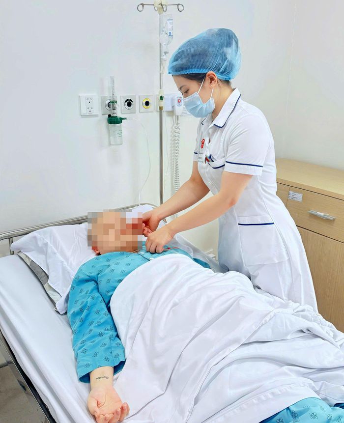 Bác sĩ thăm khám và điều trị cho bệnh nhân. Ảnh: BVCC
