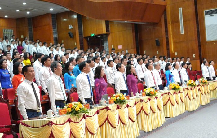 Các đại biểu thực hiện nghi lễ chào cờ tại Kỳ họp thứ Sáu, HĐND tỉnh Bắc Ninh khóa XX