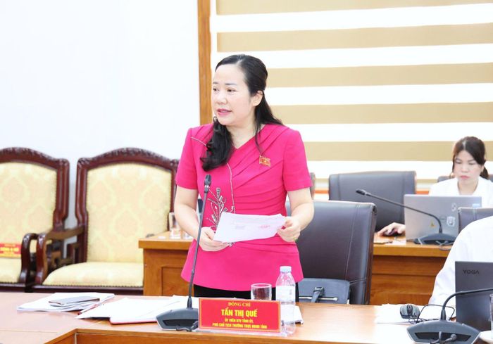 Phó Chủ tịch Thường trực HĐND tỉnh Tẩn Thị Quế điều hành nội dung phiên họp. Ảnh: TTDN