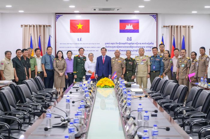 Ban Chuyên trách tỉnh An Giang và Ban Chuyên trách tỉnh Kampong Speu chụp ảnh lưu niệm. Ảnh: Phương Vũ