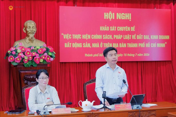 Phó Trưởng đoàn chuyên trách Đoàn ĐBQH TP. Hồ Chí Minh Võ Hoàng Ngân phát biểu. Ảnh: Hoa Lê
