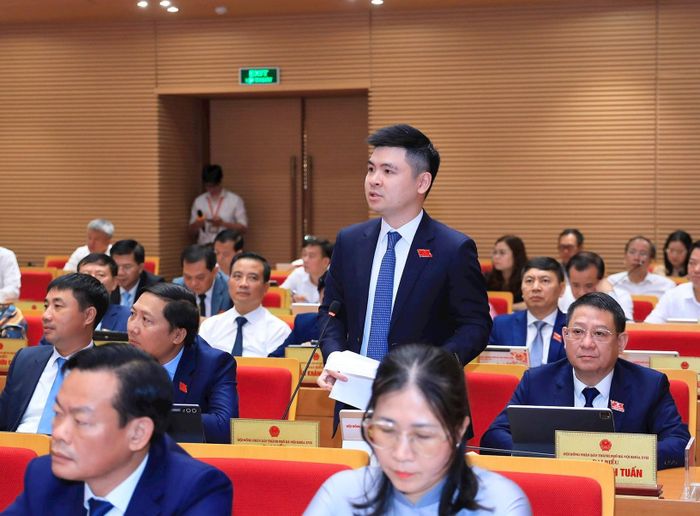 Đại biểu Nguyễn Vinh Quang đặt câu hỏi chất vấn tại kỳ họp. Ảnh: Thành Thái