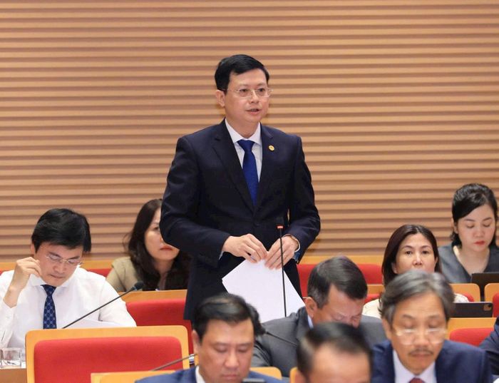 Giám đốc Sở Giáo dục và Đào tạo Hà Nội Nguyễn Văn Hiền trả lời chất vấn tại kỳ họp. Ảnh: Thành Thái
