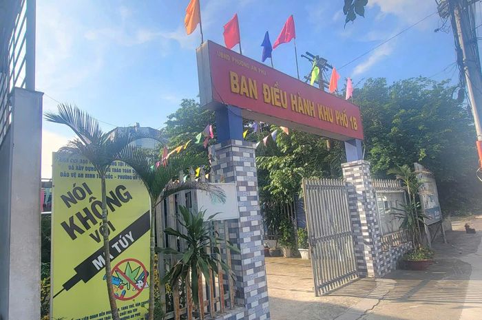 Trụ sở một khu phố tại địa bàn phường An Phú dựng bảng tuyên truyền "Nói không với ma túy". Ảnh: Quang Phương