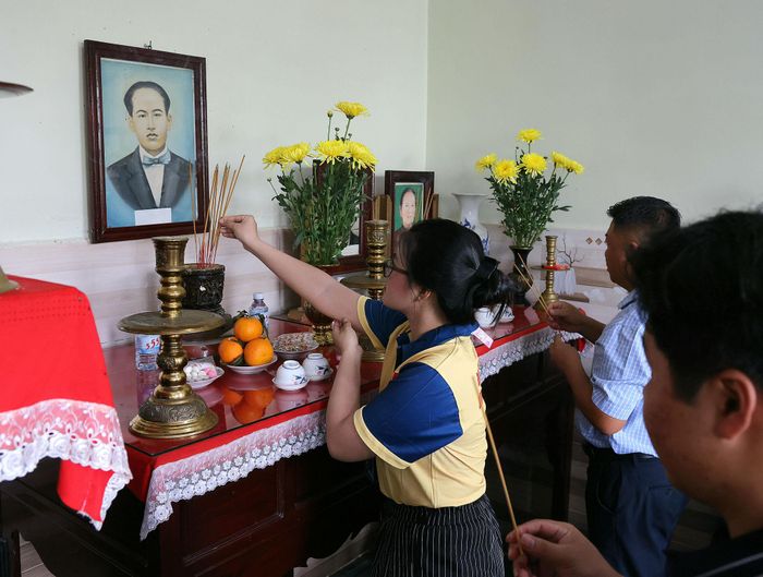 Các bạn đoàn viên thanh niên thành kính dâng hương cho Nhà hoạt động Cách mạng Châu Văn Liêm