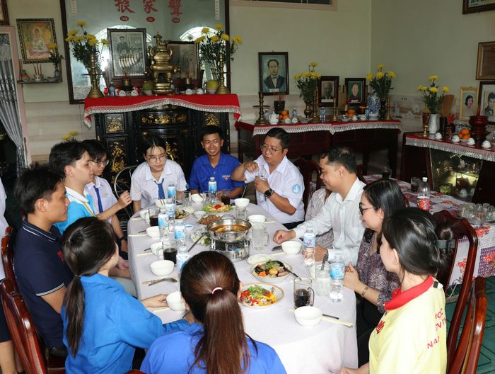 "Bữa cơm tri ân" là dịp để tri ân những người có công với cách mạng mà còn góp phần lan tỏa các giá trị nhân văn, giáo dục truyền thống yêu nước, khơi dậy niềm tự hào dân tộc trong thế hệ trẻ.