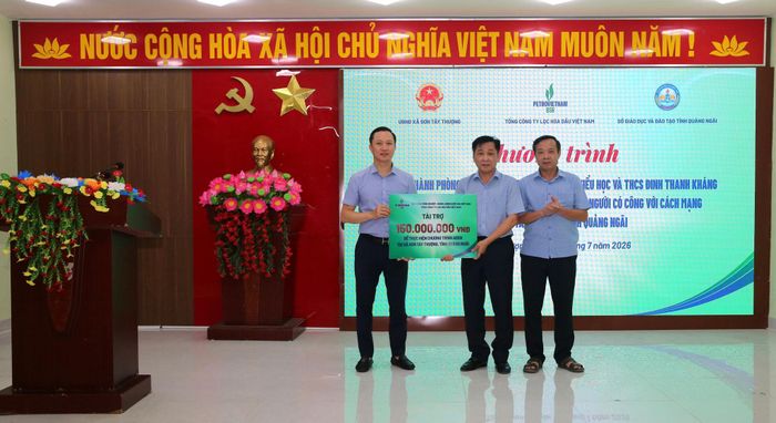 Ông Phạm Minh Nghĩa - Phó Tổng Giám đốc BSR trao hỗ trợ xã Sơn Tây Thượng. Ảnh BSR
