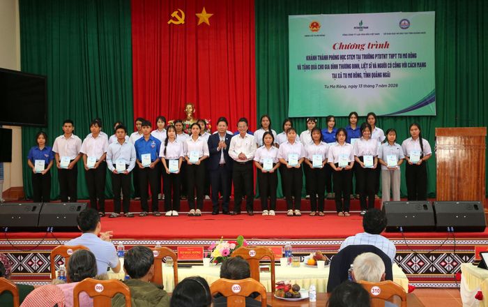 Ông Bùi Ngọc Dương - Bí thư Đảng ủy, Chủ tịch Hội đồng quản trị BSR đã trao 30 suất học bổng cho học sinh Trường Phổ thông Dân tộc nội trú THPT Tu Mơ Rông. Ảnh BSR