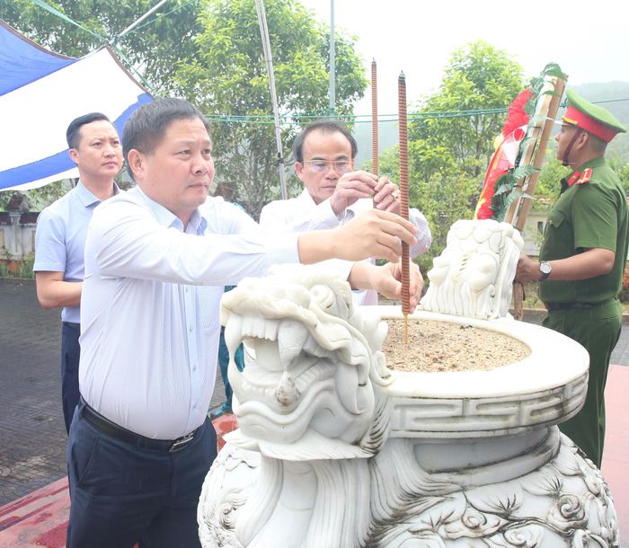 Ông Bùi Ngọc Dương - Bí thư Đảng ủy, Chủ tịch Hội đồng quản trị BSR dẫn đầu, cùng đại diện Ban Tổng Giám đốc, các ban chức năng của Tổng Công ty đã thành kính dâng hương, đặt vòng hoa tưởng niệm tại Nghĩa trang Liệt sỹ xã Tu Mơ Rông. Ảnh BSR