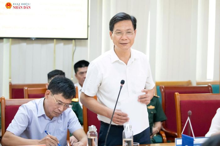 Phó Giám đốc Công ty Điện lực Quảng Ninh Nguyễn Văn Quý báo cáo với Đoàn công tác