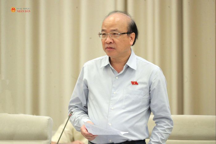 Chủ nhiệm Ủy ban Pháp luật và Tư pháp Phan Chí Hiếu trình bày Báo cáo thẩm tra
