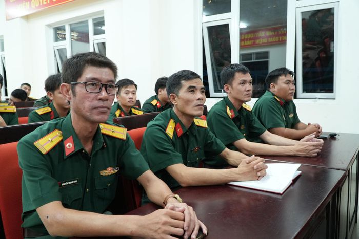 Cán bộ, chiến sĩ Đội tìm kiếm, quy tập hài cốt liệt sĩ Bộ Tư lệnh Thành phố và các Đội K tăng cường tham dự hội nghị