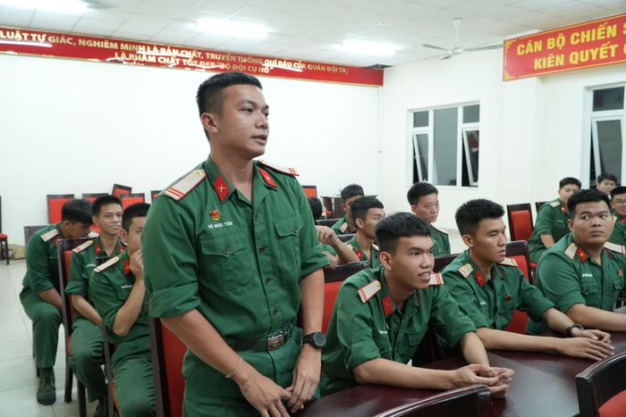 Là người trực tiếp thực hiện nhiệm vụ tại hiện trường, chiến sĩ Vũ Đức Tâm xúc động chia sẻ tại hội nghị