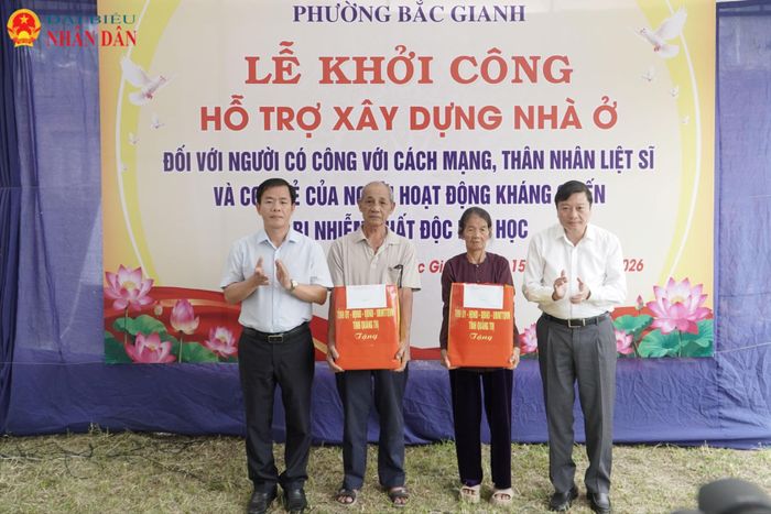 Bí thư Tỉnh ủy Nguyễn Văn Phương và Chủ tịch UBND tỉnh Quảng Trị Lê Hòng Vinh tặng quà cho các gia đình có công, đối tượng chính sách tại Lễ khởi công xây dựng và sửa chữa nhà ở cho các đối tượng chính sách trên địa bàn