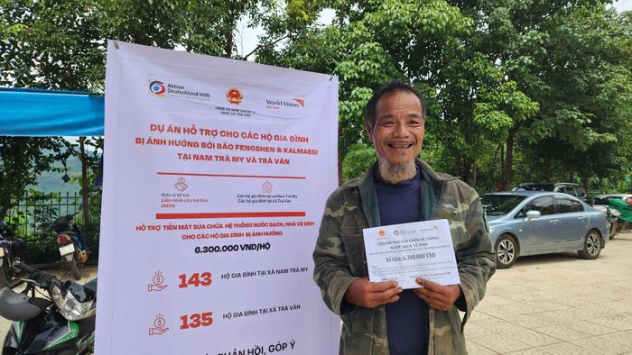 Ông Đồng vui mừng khi nhận được khoản tiền hỗ trợ để cải thiện hệ thống nước sạch, vệ sinh của gia đình.