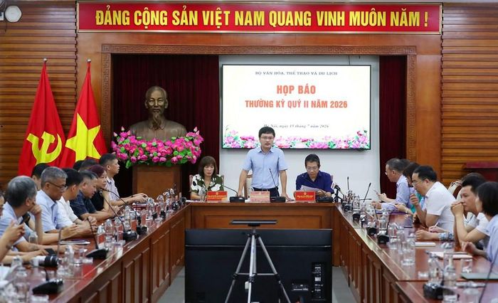 Chánh Văn phòng, Người phát ngôn Bộ Văn hóa, Thể thao và Du lịch Cao Lê Tuấn Anh phát biểu tại họp báo. Ảnh: Trần Huấn