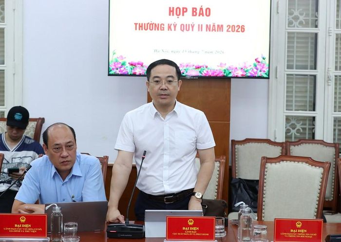 Phó Cục trưởng Cục Xuất bản, In và Phát hành Đinh Tiến Dũng phát biểu tại họp báo. Ảnh: Trần Huấn