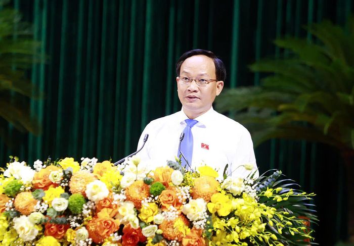 Phó Chủ tịch UBND tỉnh Phạm Văn Thịnh Trình bày Tờ trình xin chủ trương thành lập thành phố Bắc Ninh trực thuộc Trung ương và xin ý kiến vào Đề án thành lập thành phố Bắc Ninh trực thuộc Trung ương tại Kỳ họp thứ Sáu, HĐND tỉnh Bắc Ninh khóa XX