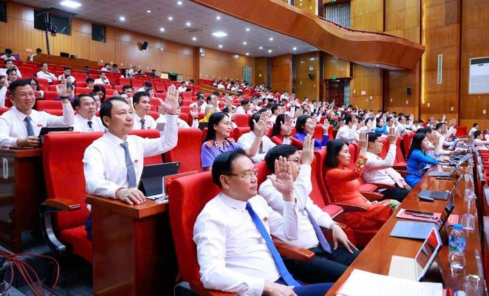 Các đại biểu biểu quyết thông qua nghị quyết tại Kỳ họp thứ Sáu, HĐND tỉnh Bắc Ninh khóa XX