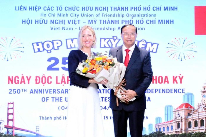 Phó Chủ tịch Thường trực HĐND TP. Hồ Chí Minh Nguyễn Văn Thọ trao tặng hoa cho Tổng Lãnh sự Hoa Kỳ tại TP. Hồ Chí Minh Melissa A. Brown