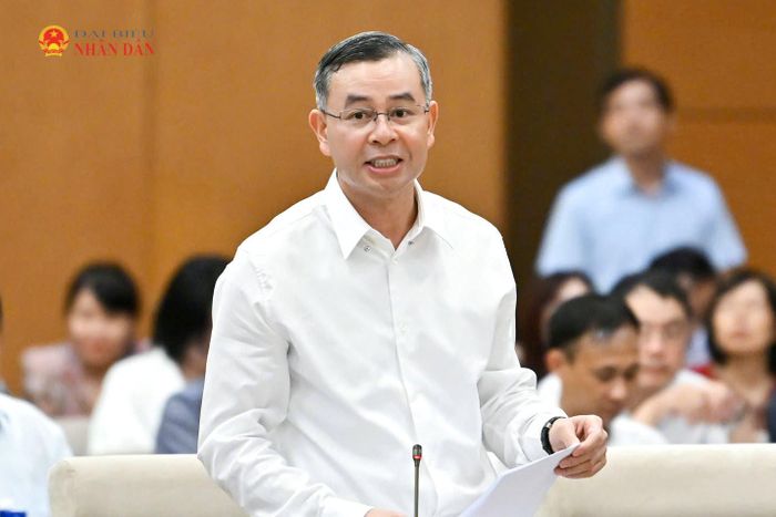 Bộ trưởng Bộ Tài chính Ngô Văn Tuấn trình bày Tờ trình tóm tắt dự án Luật