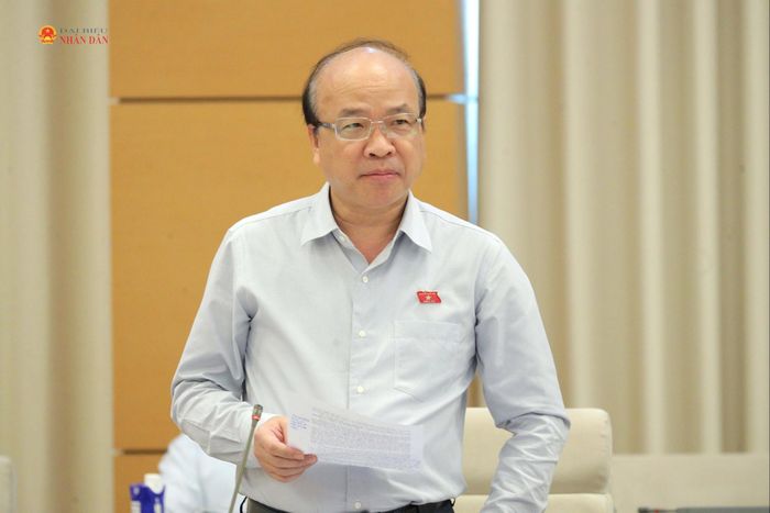 Chủ nhiệm Ủy ban Pháp luật và Tư pháp Phan Chí Hiếu trình bày tóm tắt Báo cáo thẩm tra