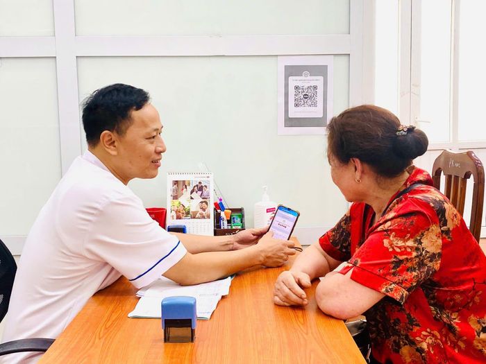 Đẩy mạnh chuyển đổi số, ứng dụng phần mềm tích hợp trong chăm sóc sức khỏe nhân dân. (Ảnh: Cổng thông tin Công an Hà Nội)