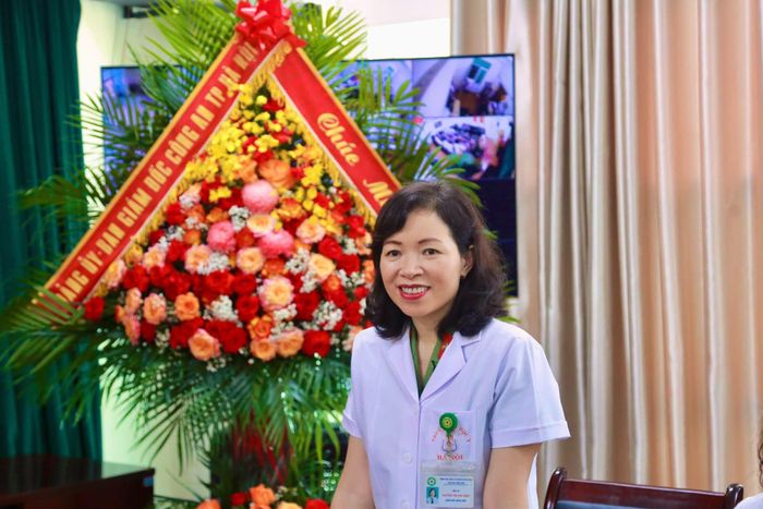 Thượng tá Nguyễn Thị Thu Hiền – Giám đốc Bệnh viện CATP Hà Nội phát biểu tại buổi tiếp đón Ban Giám đốc CATP Hà Nội đến thăm ngày 08/7/2026. (Ảnh: Cổng thông tin Công an Hà Nội)