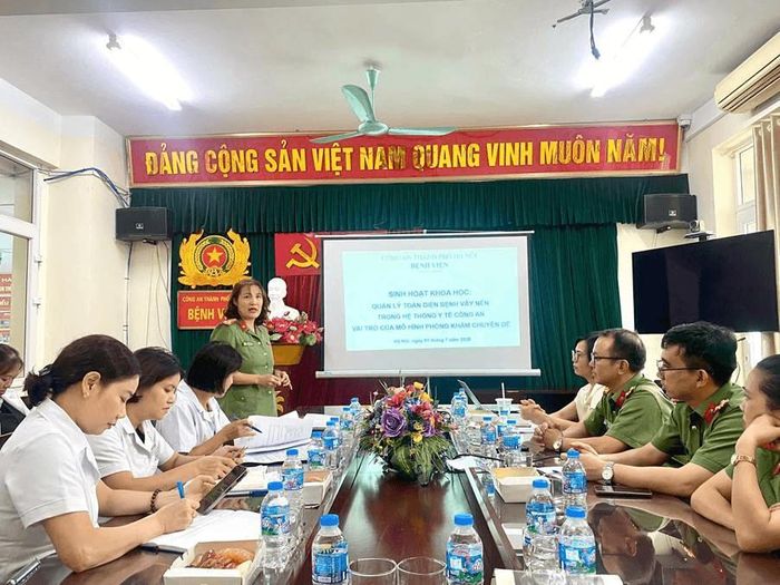 Ngày 01/7/2026, Thượng tá Đoàn Thúy Hòa – Phó Giám đốc Bệnh viện CATP Hà Nội chủ trì sinh hoạt chuyên đề hướng tới ngày kỷ niệm. (Ảnh: Cổng thông tin Công an Hà Nội)