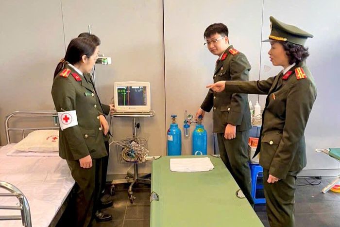 Thượng tá Nguyễn Thị Thu Hiền, Giám đốc Bệnh viện Công an thành phố Hà Nội chỉ đạo công tác bảo đảm an toàn y tế phục vụ Đại hội lần thứ XIV của Đảng. (Ảnh: Cổng thông tin Công an Hà Nội)