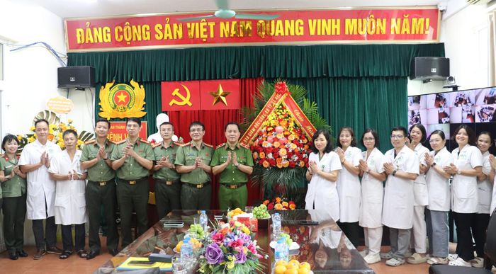 Ngày 08/7/2026, Thiếu tướng Lê Văn Tuân – Phó Giám đốc CATP Hà Nội và đại diện các phòng chức năng CATP thăm, chúc mừng Bệnh viện CATP Hà Nội nhân kỷ niệm 79 năm Ngày truyền thống lực lượng Y tế Công an nhân dân. (Ảnh: Cổng thông tin Công an Hà Nội)