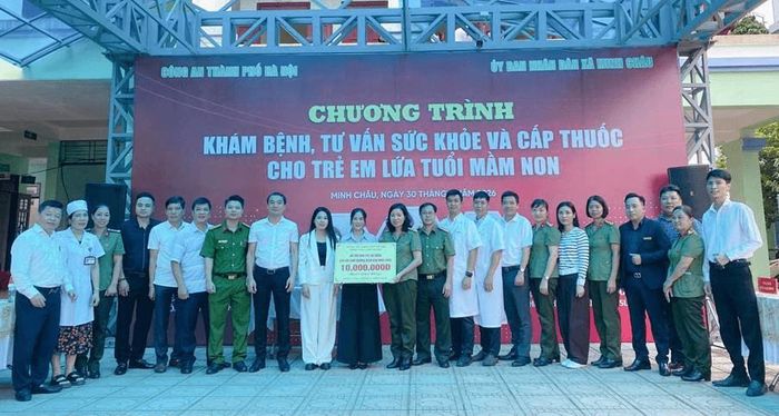 Ngày 30/6/2026, Bệnh viện CATP Hà Nội phối hợp với Công an xã Minh Châu tổ chức chương trình khám, tư vấn sức khỏe và cấp thuốc cho trẻ em lứa tuổi mầm non tại xã Minh Châu. (Ảnh: Cổng thông tin Công an Hà Nội)