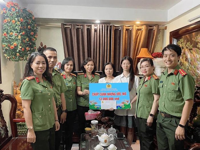 Ngày 28/4/2026, tập thể Bệnh viện CATP Hà Nội thăm và tặng quà con đồng chí Nguyễn Mạnh Hùng (đã mất) - nguyên cán bộ Phòng Cảnh sát Quản lý hành chính về trật tự xã hội. (Ảnh: Cổng thông tin Công an Hà Nội)