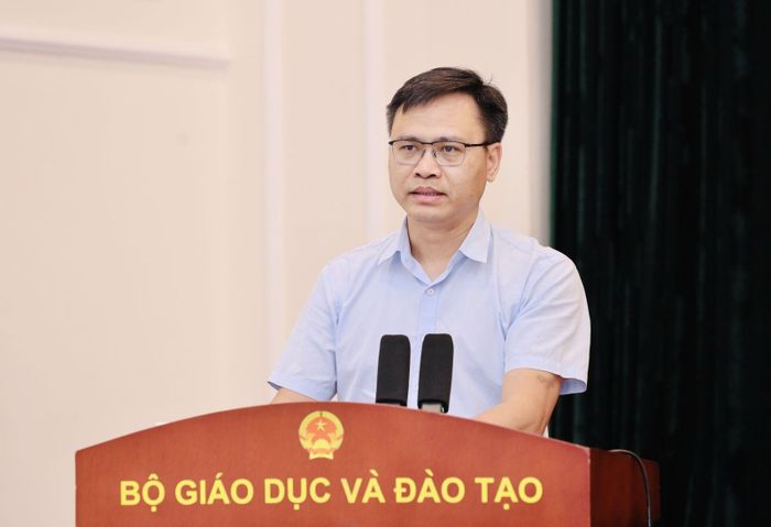 Cục trưởng Cục Giáo dục nghề nghiệp và Giáo dục thường xuyên Trần Thanh Đạm báo cáo tại hội thảo