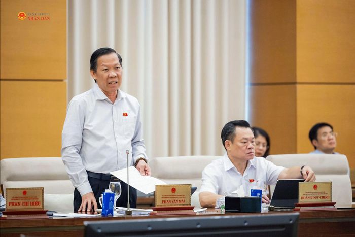 Chủ nhiệm Ủy ban Kinh tế và Tài chính Phan Văn Mãi trình bày Báo cáo tóm tắt thẩm tra sơ bộ dự án Luật