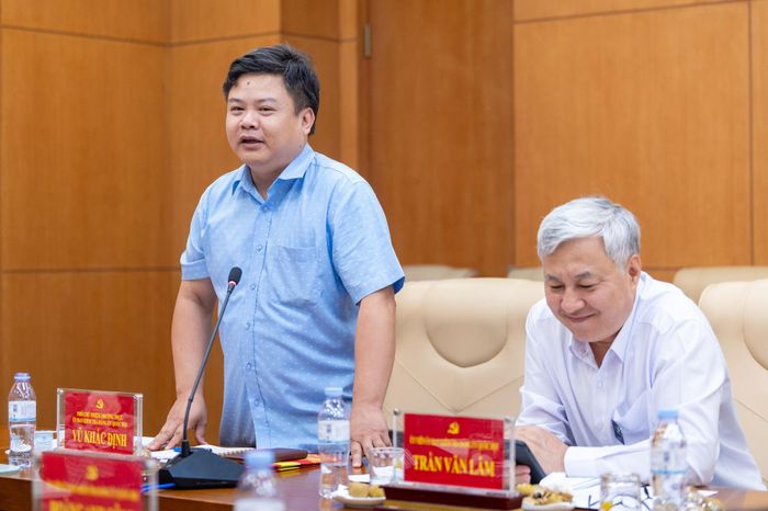 Phó Chủ nhiệm Thường trực Ủy ban Kiểm tra Đảng ủy Quốc hội Vũ Khắc Định phát biểu. Ảnh: Phạm Thắng