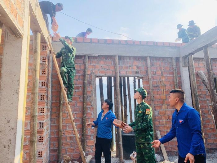 Những viên gạch được cán bộ, chiến sĩ Bộ đội Biên phòng và đoàn viên thanh niên chuyền tay lên giàn giáo, góp phần dựng nên những ngôi nhà kiên cố cho người dân vùng cao.