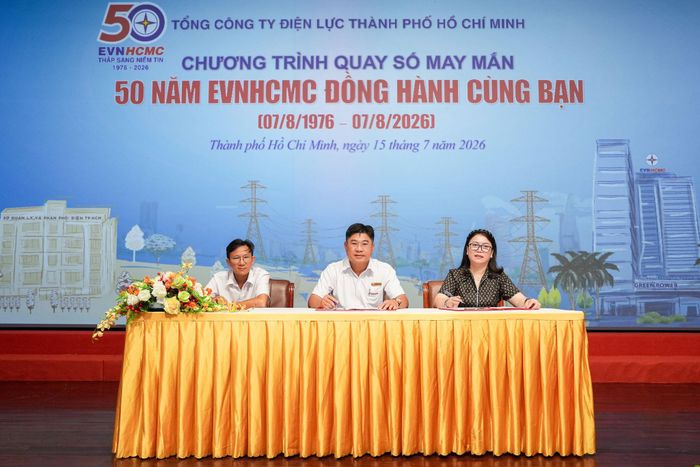 Đại diện Hội Bảo vệ quyền lợi người tiêu dùng TP. Hồ Chí Minh, khách hàng và EVNHCMC ký Biên bản giám sát chương trình quay số may mắn