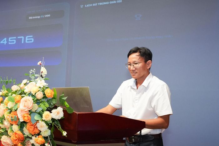 Đại diện khách hàng thực hiện quay số may mắn