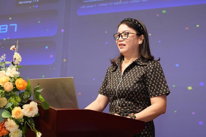 Đại diện Hội Bảo vệ quyền lợi người tiêu dùng TP. Hồ Chí Minh thực hiện quay số may mắn
