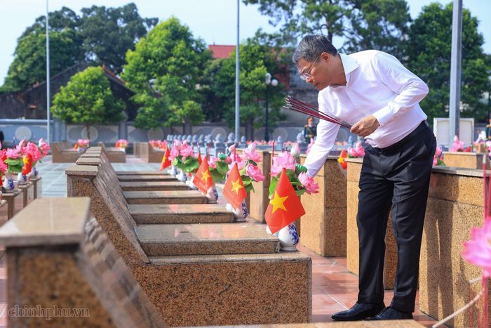 Thủ tướng Chính phủ Lê Minh Hưng thắp hương tri ân các liệt sĩ. Ảnh: VGP.