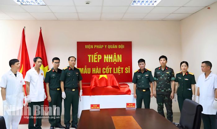 Lực lượng chức năng bàn giao các mẫu hài cốt liệt sĩ cho Viện Pháp y Quân đội để thực hiện giám định ADN (ảnh: Báo điện tử tỉnh Ninh Bình).