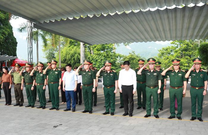 Đoàn công tác dành một phút mặc niệm tưởng nhớ các Anh hùng liệt sĩ.