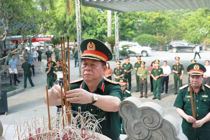 Đại tướng Nguyễn Trọng Nghĩa cùng các đại biểu đến dâng hương