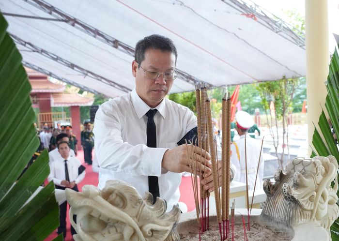 Chủ tịch UBND thành phố Nguyễn Mạnh Hùng dâng hương tưởng niệm các liệt sĩ. Ảnh: Báo điện tử Đà Nẵng. 