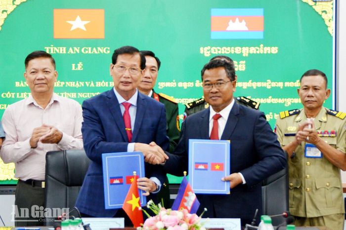 Ban Chuyên trách 02 tỉnh An Giang và Takeo ký kết biên bản bàn giao, tiếp nhận 14 hài cốt liệt sĩ (ảnh Báo điện tử tỉnh An Giang).