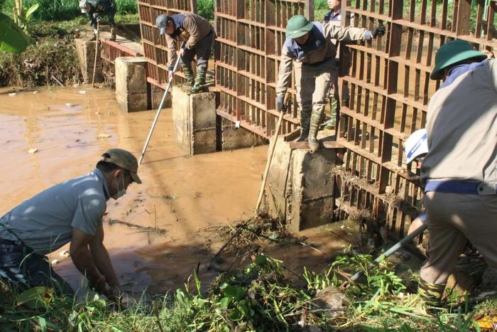 Nạo vét, khơi thông dòng chảy tại các hồ đập thủy lợi tại Sơn La.