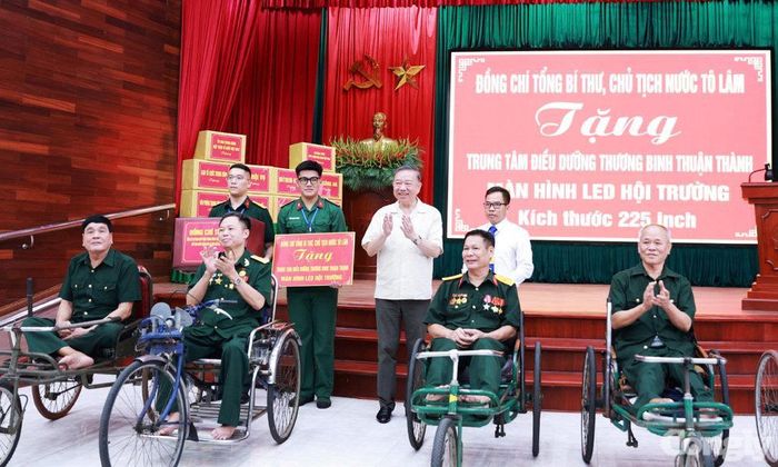 Tổng Bí thư, Chủ tịch nước Tô Lâm tặng quà Trung tâm Điều dưỡng Thương binh Thuận Thành. Ảnh Báo Bắc Ninh