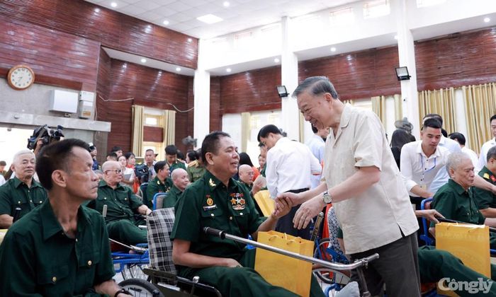 Tổng Bí thư, Chủ tịch nước Tô Lâm gặp gỡ, tặng quà các thương binh tại Trung tâm Điều dưỡng thương binh Thuận Thành. Ảnh Báo Bắc Ninh